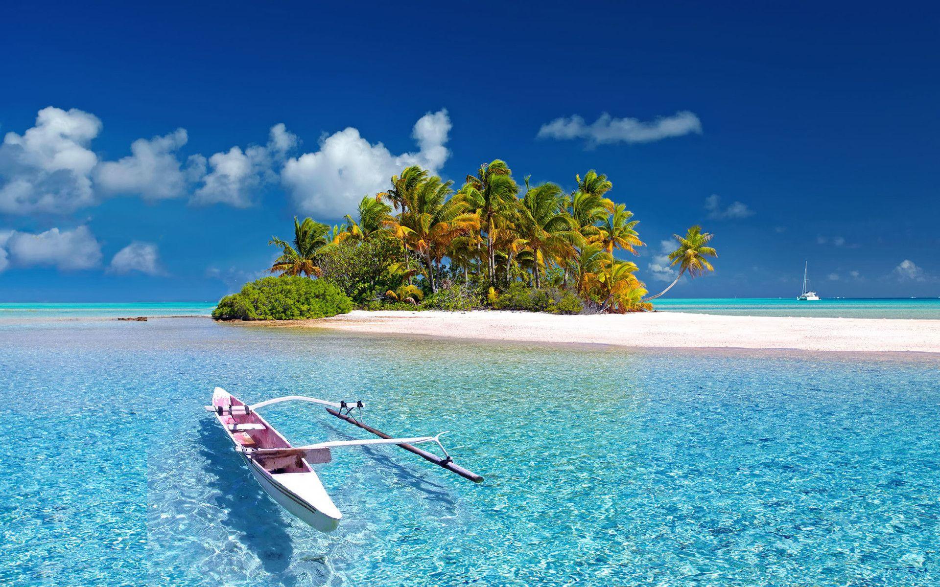 1920x1200 Boat Floating on Clear Water, Tahiti Island in French Polynesia