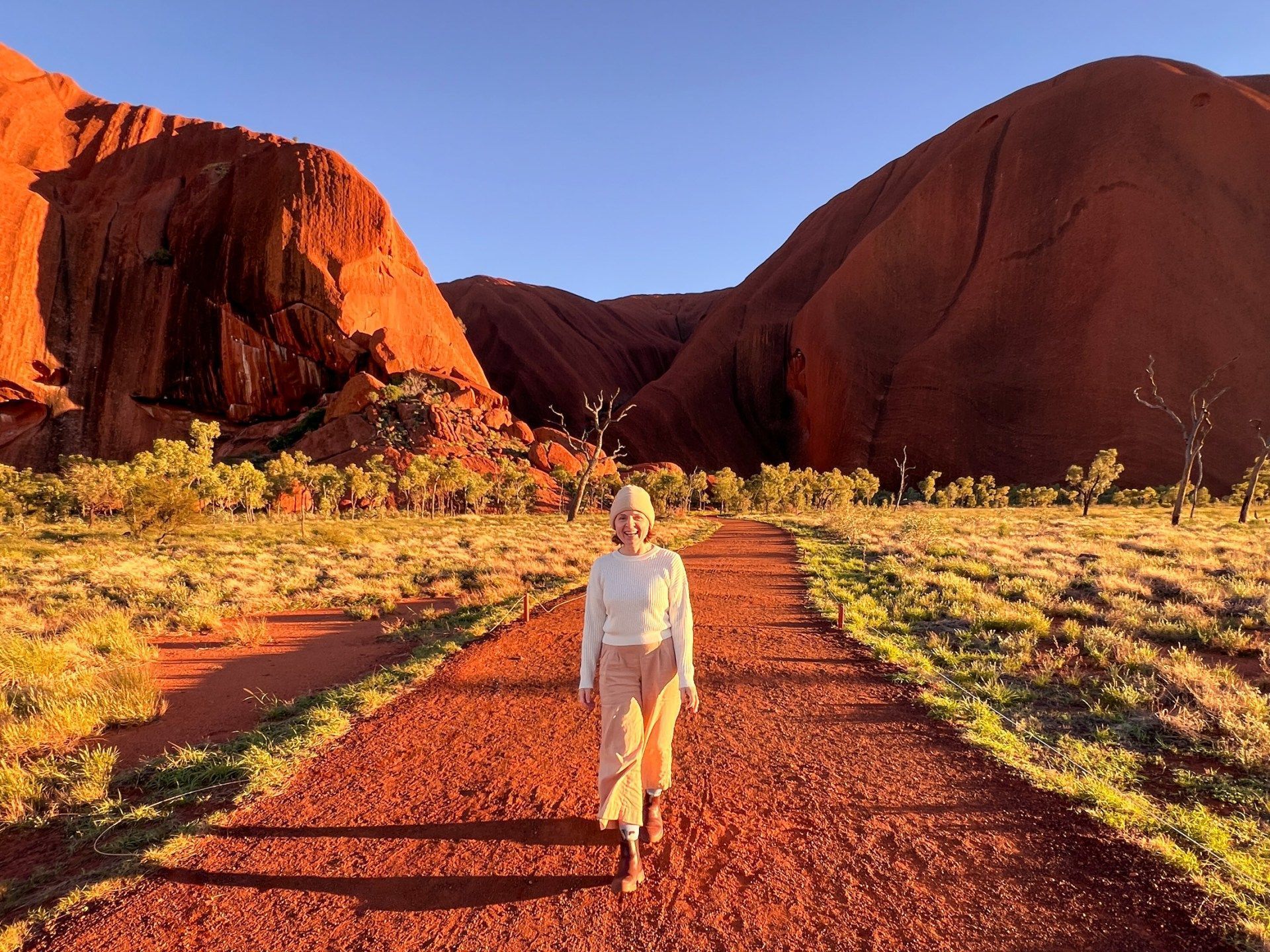 1920x1440 Visiting Uluru on the cheap Globe