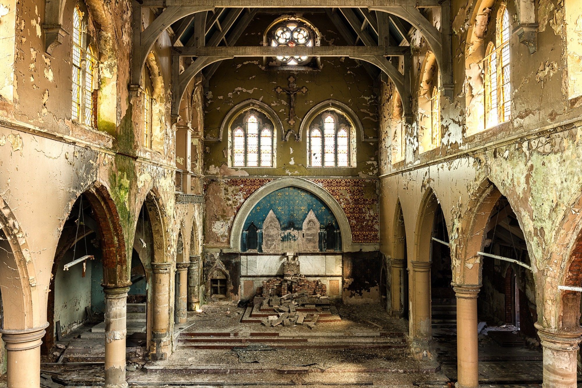 2000x1333 building, abandoned, interior, church