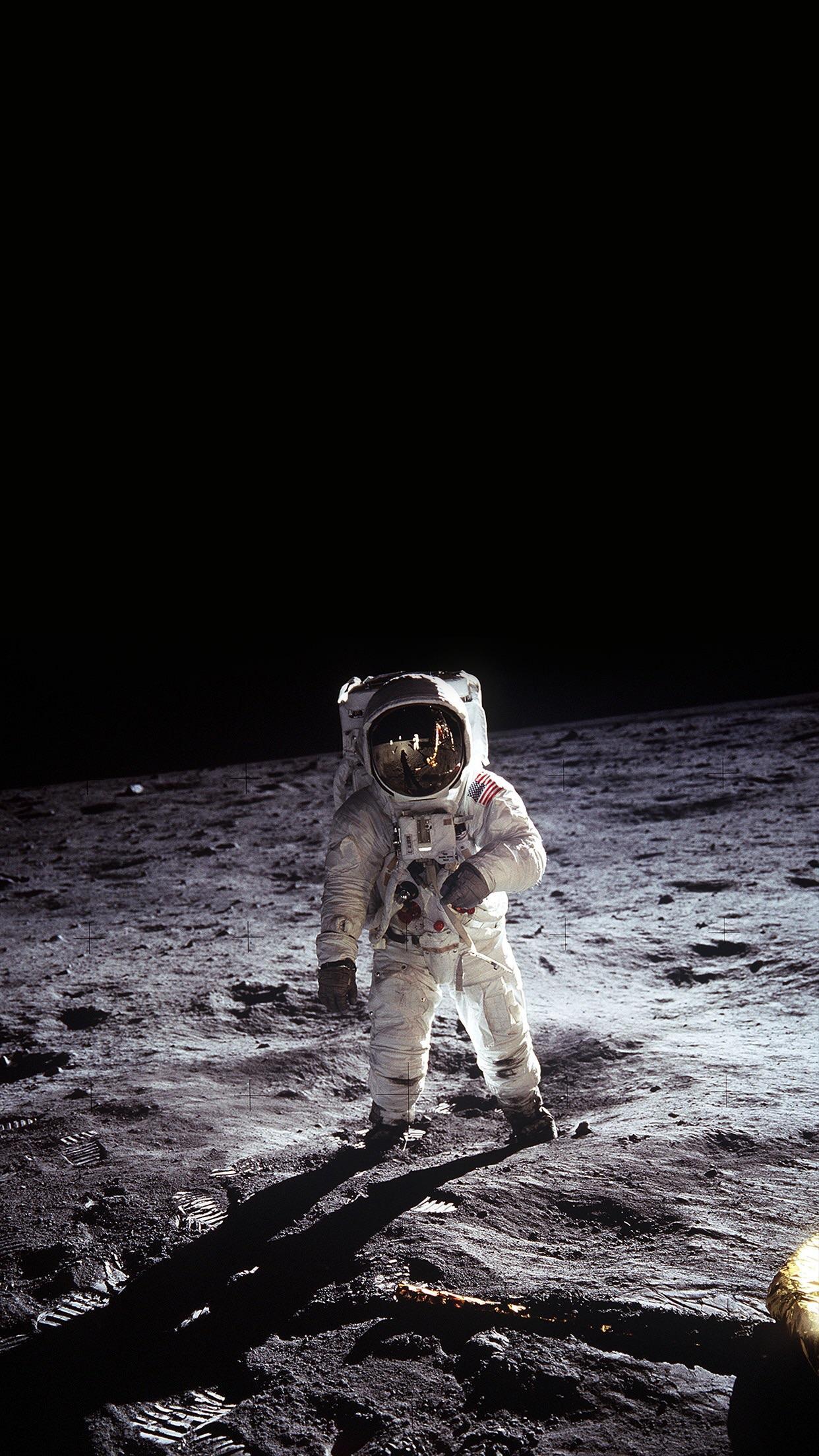 1242x2208 Moon landing looks great for OLED