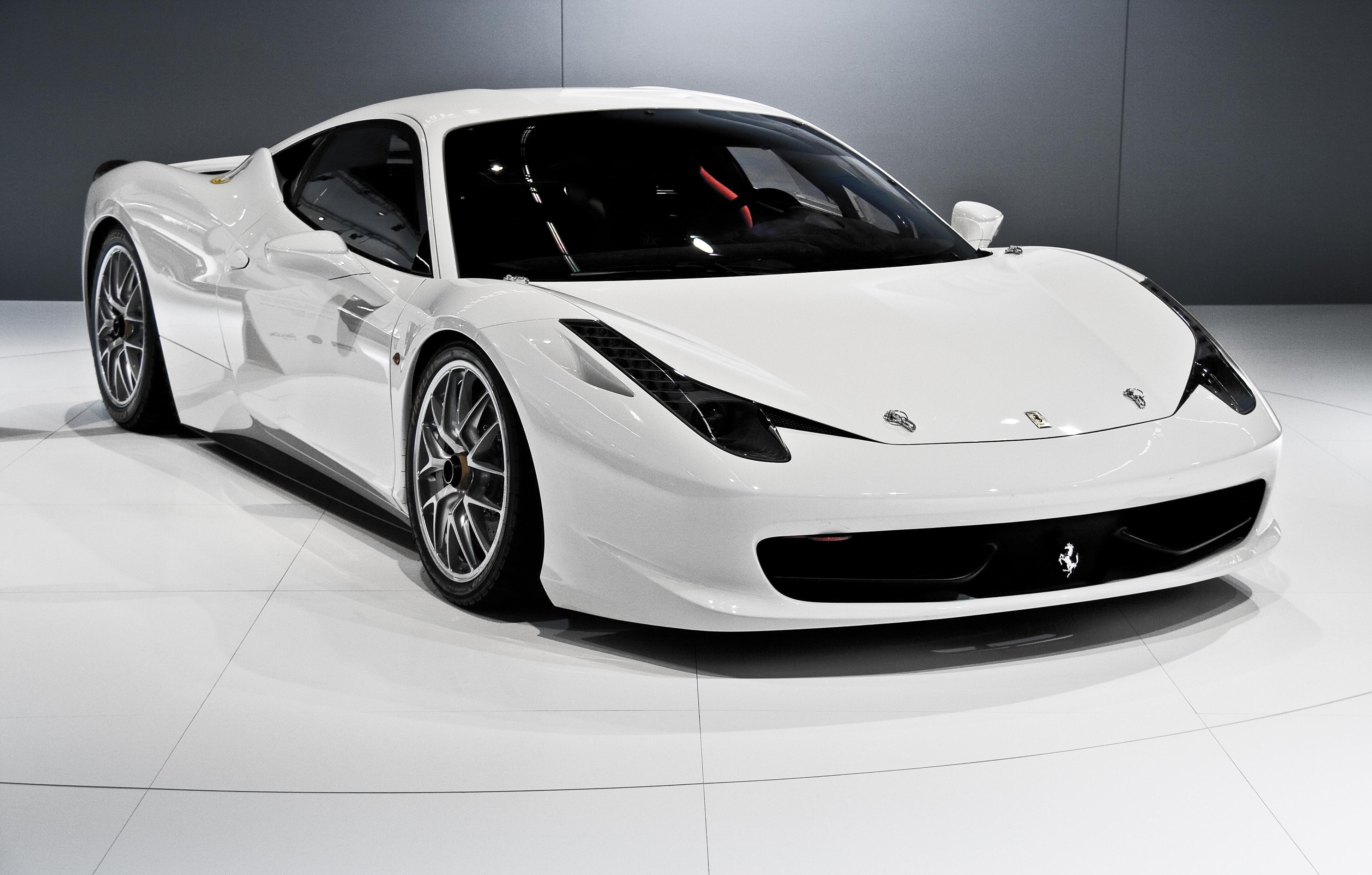 Nền Ferrari màu trắng 3888x2480