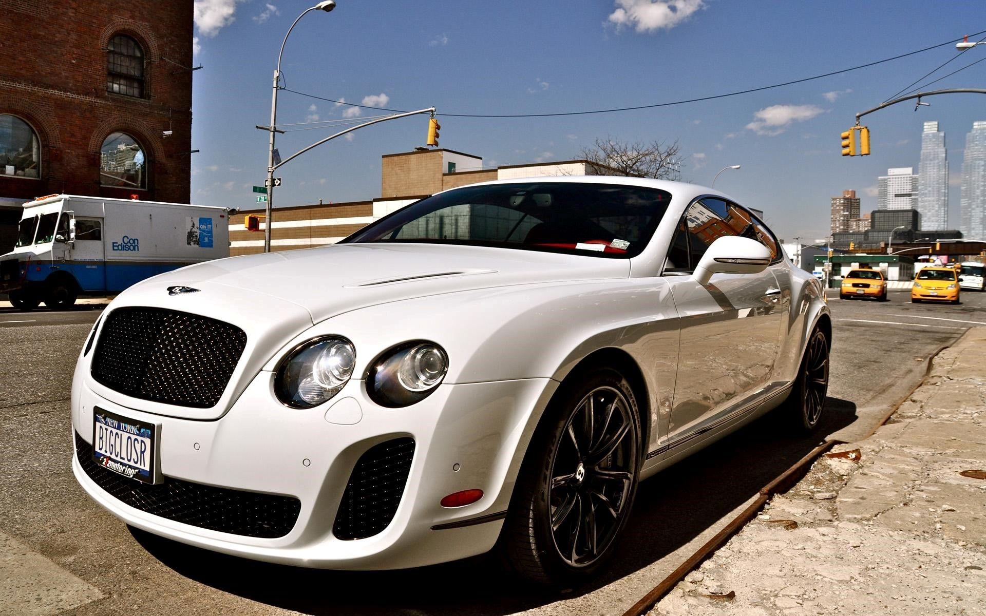 1920x1200 White Bentley Car Wallpaper