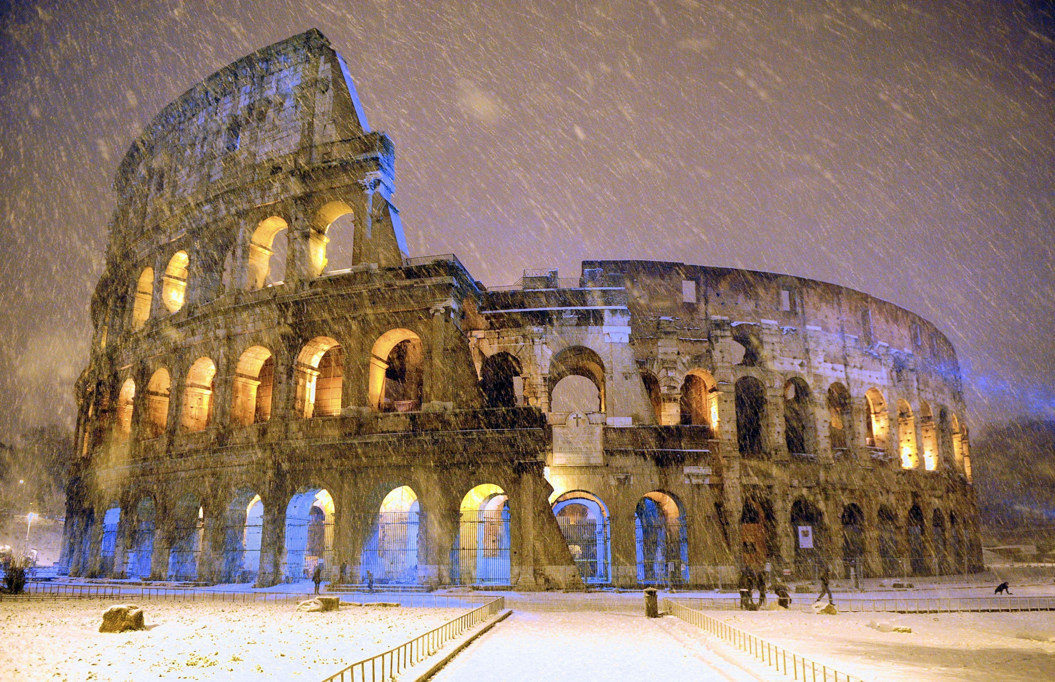 3500x2265 Snowfall Over Colosseum In Rome, Italy, HD