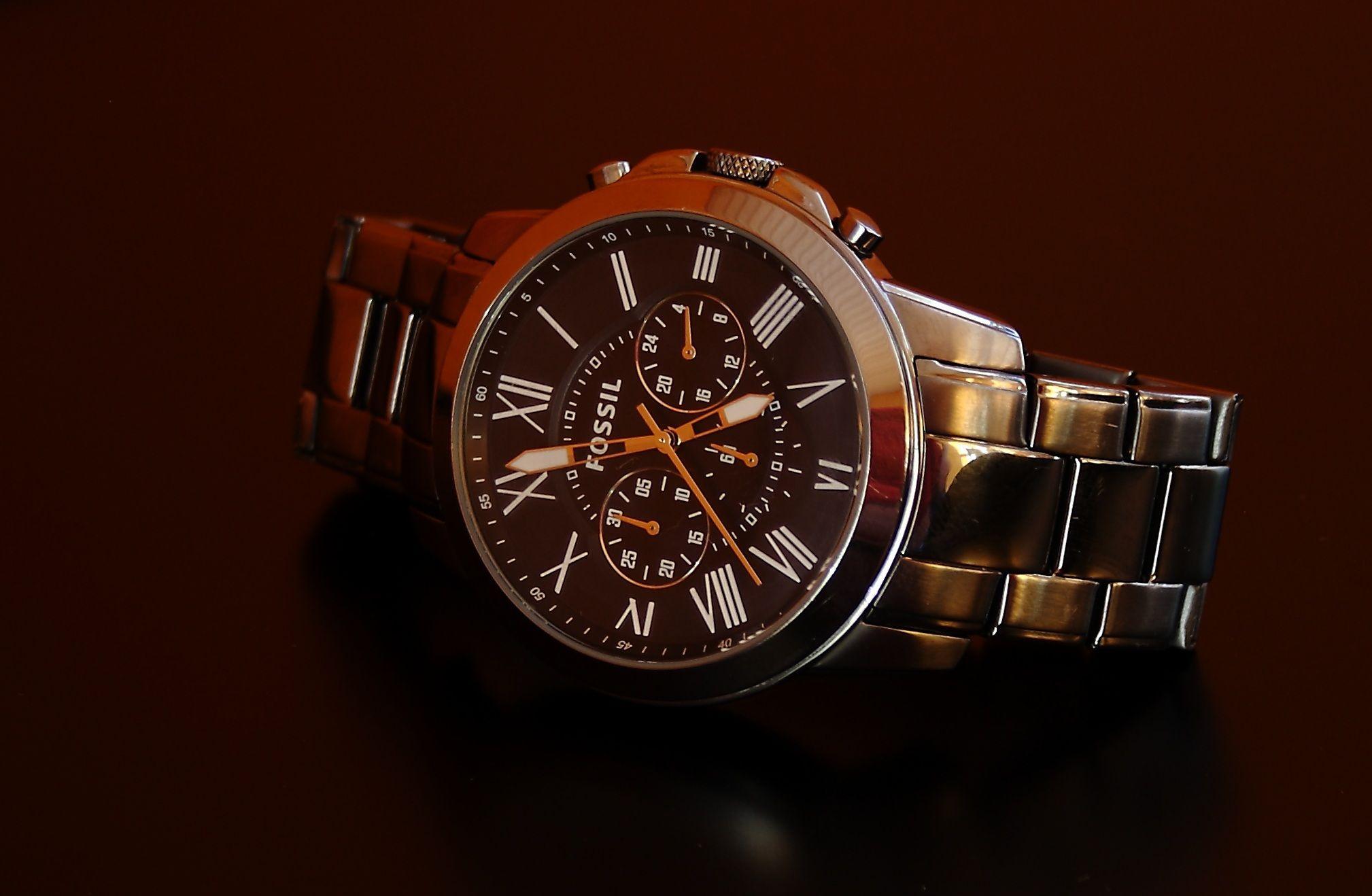 2018x1318 Men's wrist watch