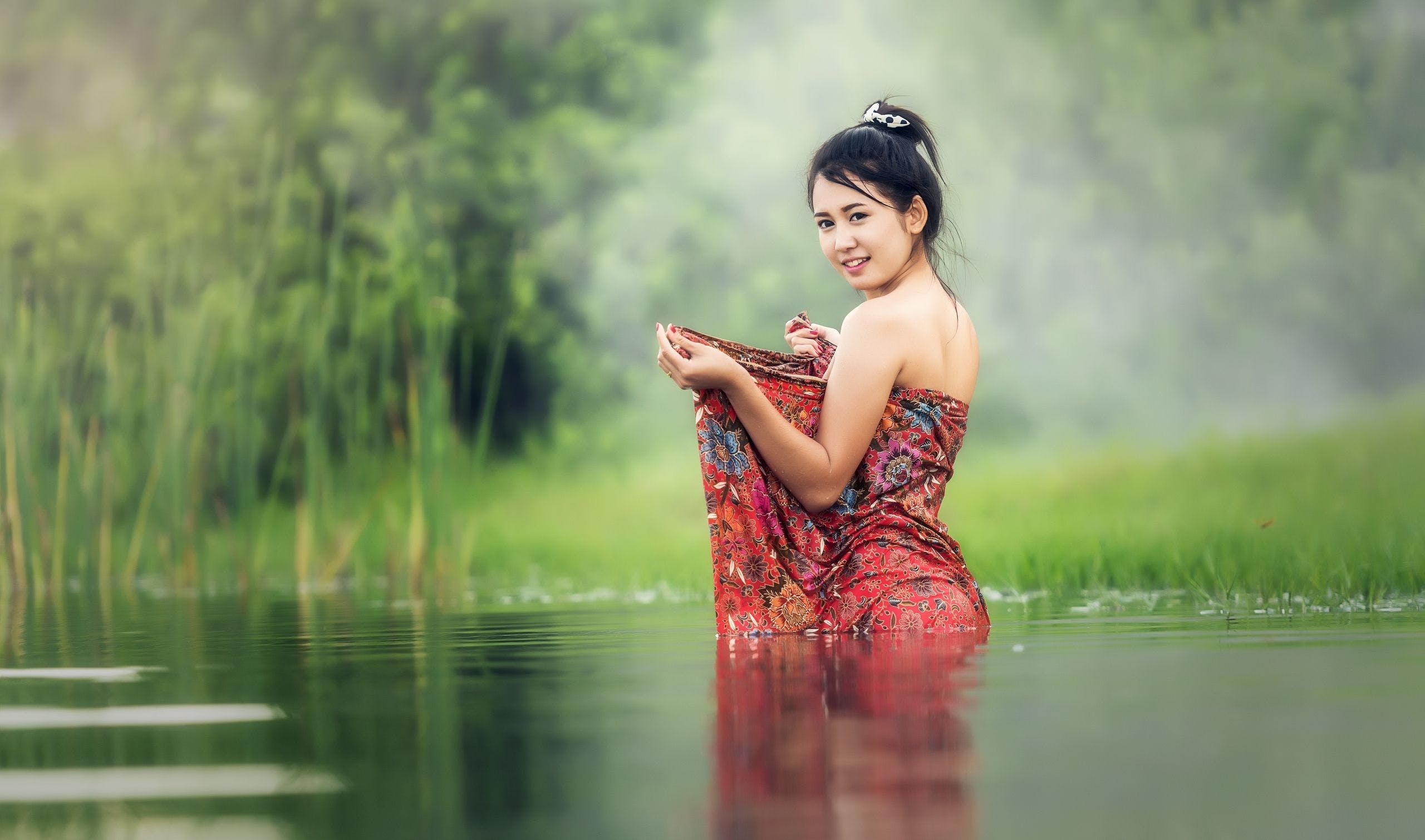 2560x1510 HD Asian Woman Washing River Wallpaper