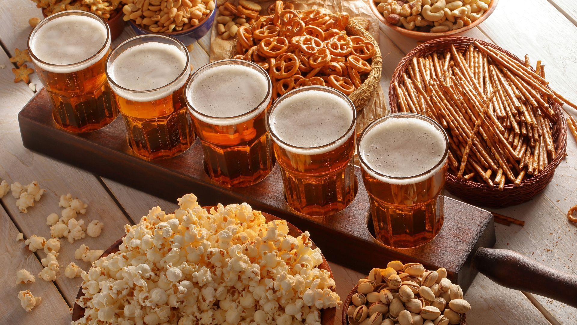 Hình nền 1920x1080 Popcorn Dried Fruits and Five Beer Glasses https://wallpaperaccess.com/full/1889924.jpg