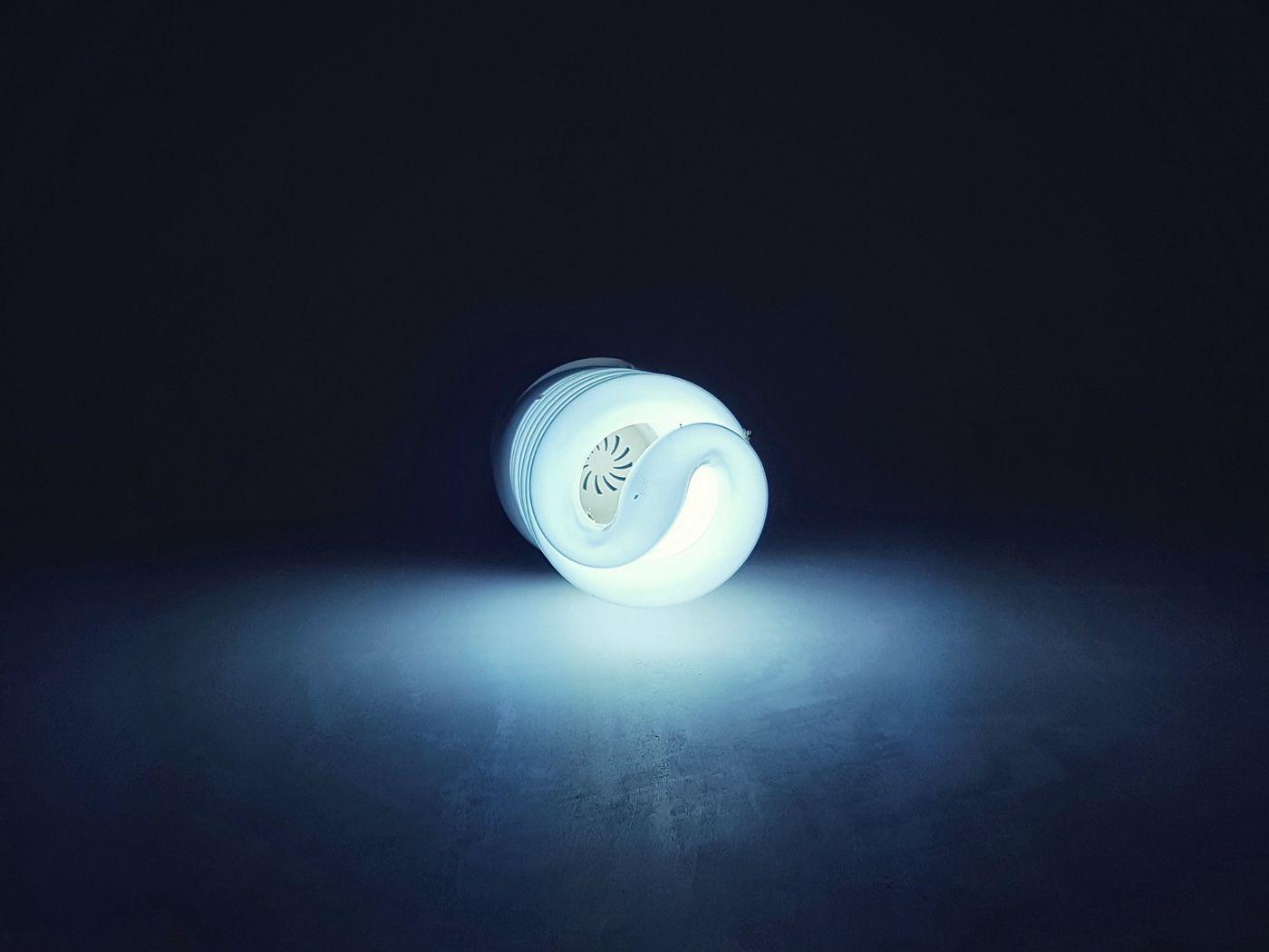 1400x1050 Download wallpaper 1400x1050 lightbulb, spiral, dark