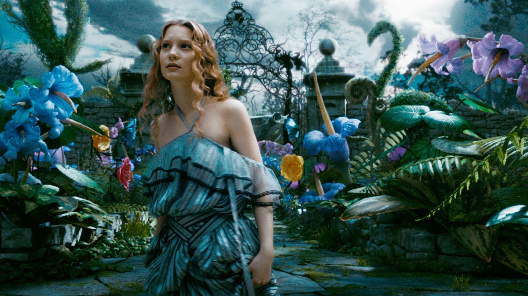 2143x1200 HD Wallpaper of Mia Wasikowska in Alice in Wonderland (2010)x1200