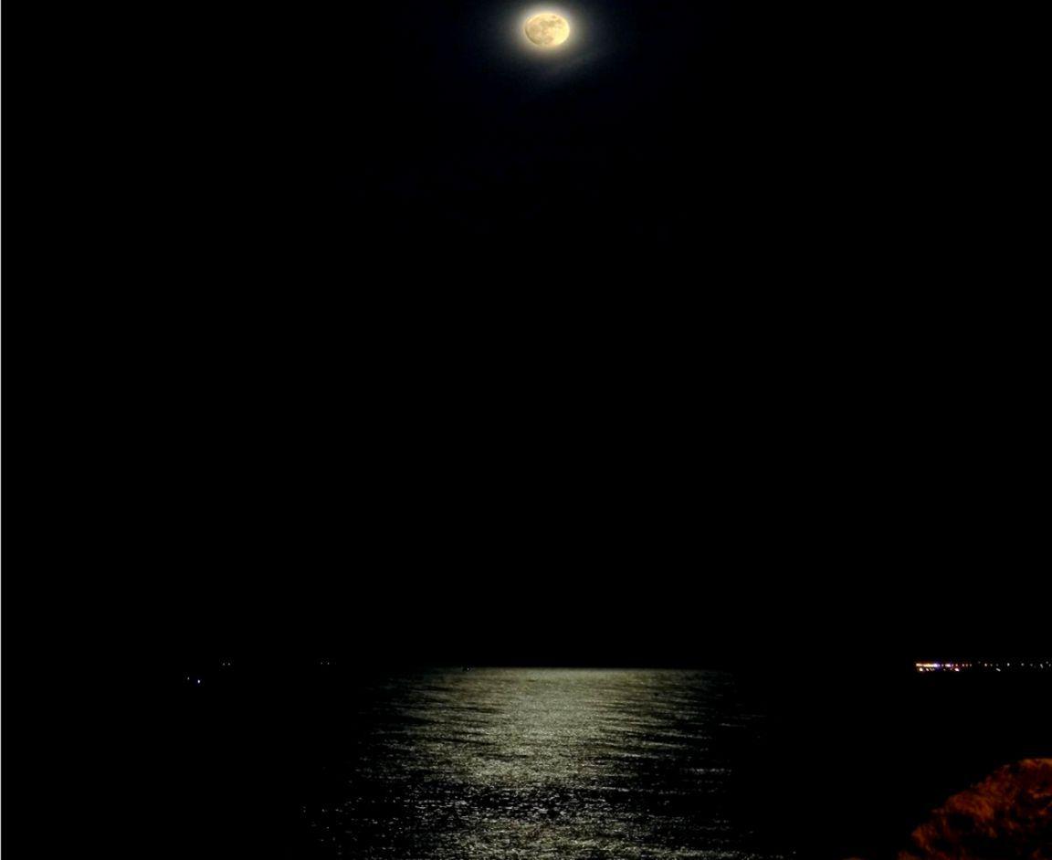 1152x942 Black Sea Moonlight HD Wallpaper
