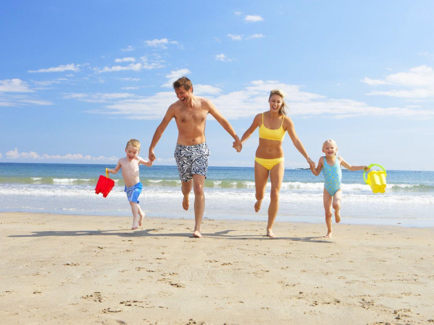 Beach play. Семья на пляже. Счастливая семья на море. Дети на море. Лето дети море.