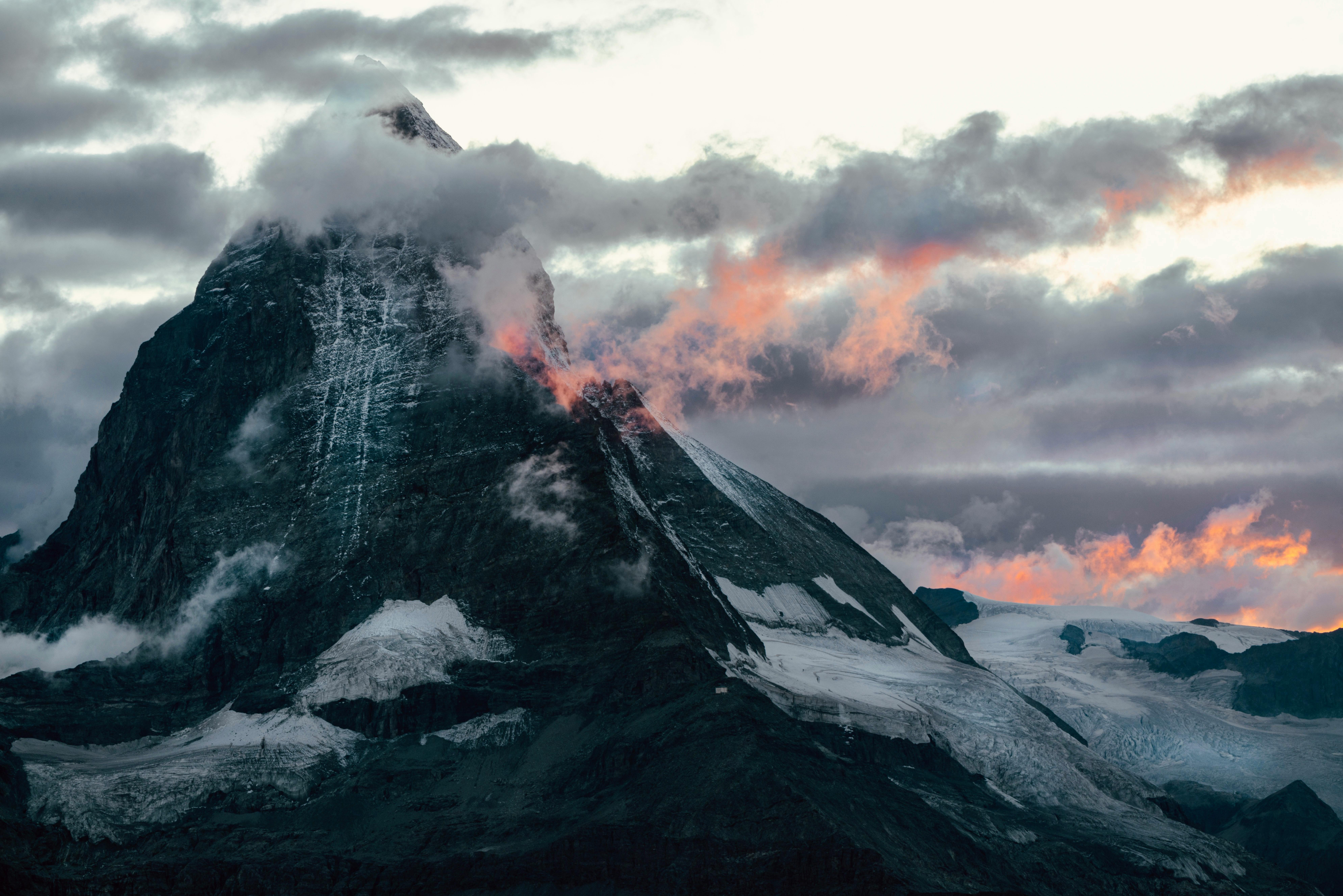7952x5304 The Matterhorn Peak in Switzerland Alps