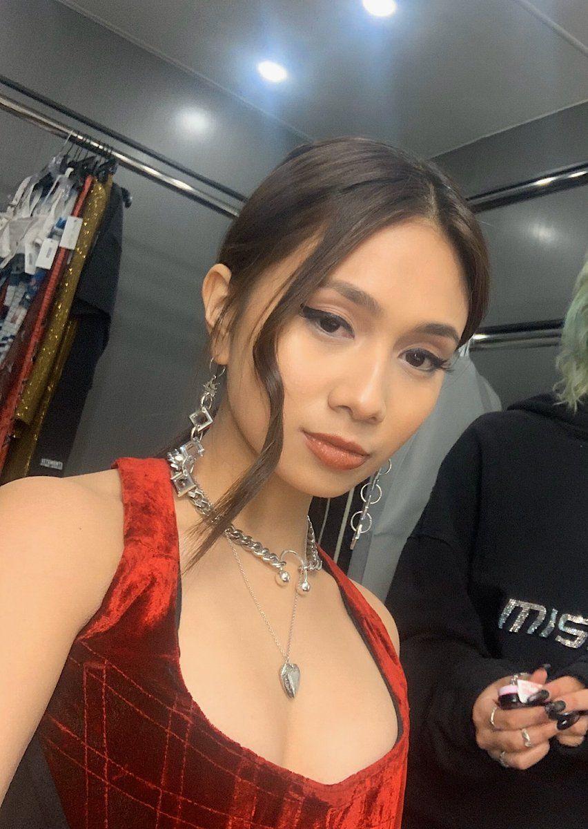 852x1200 NIKI