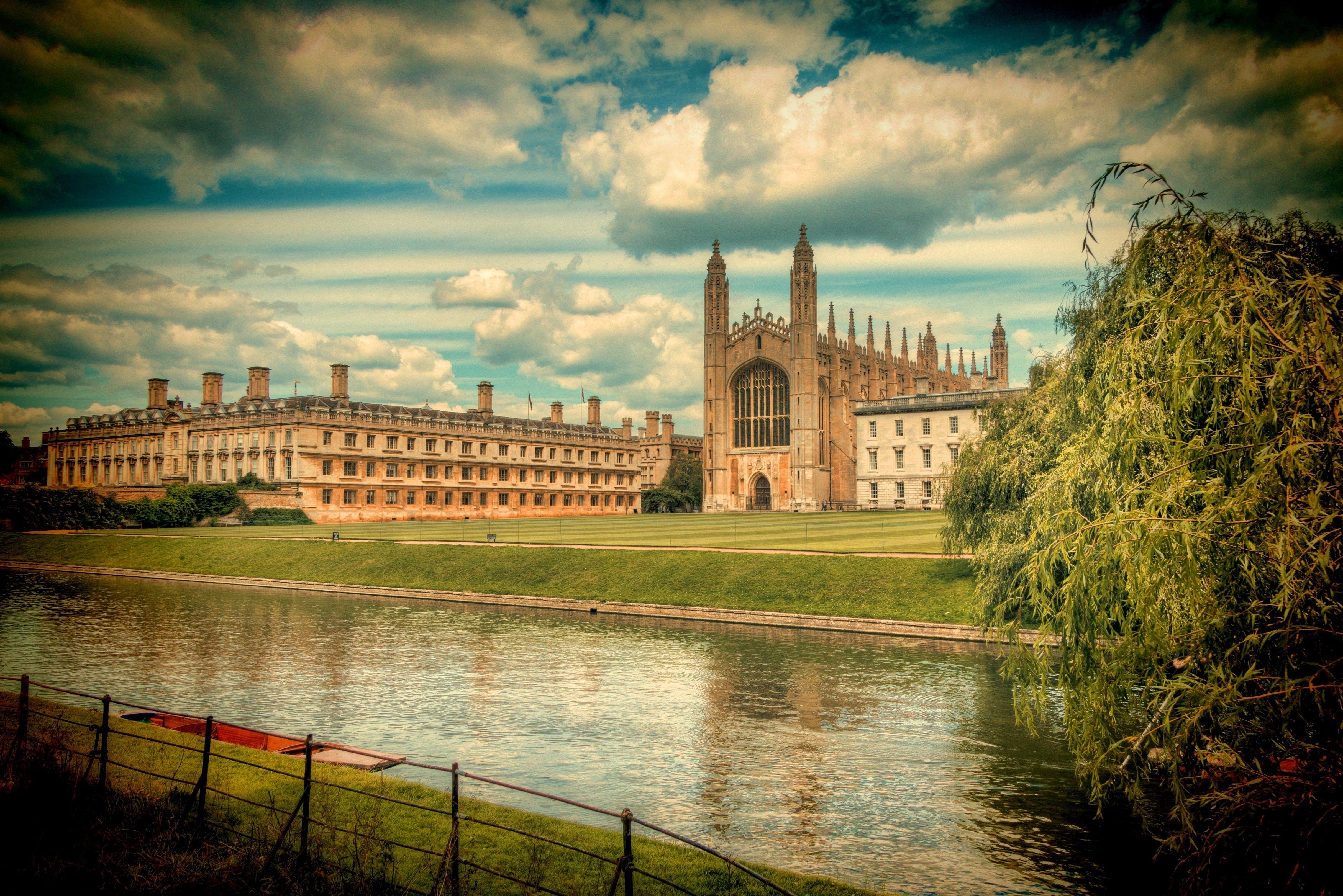 Cambridge university was founded. Кембридж институт. Кембридж город в Великобритании. Кампус Кембриджа. Кембриджский университ.
