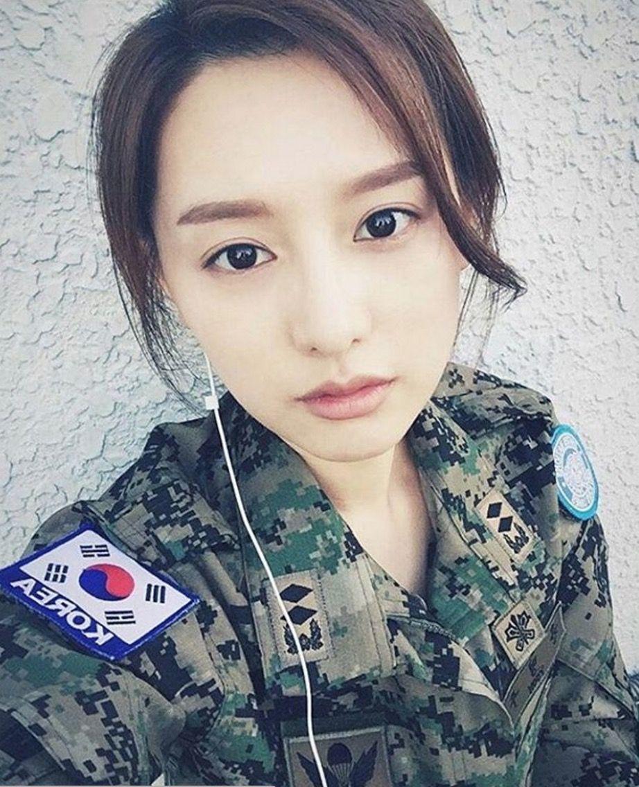 922x1136 Kim Ji Won Cements Hallyu Star Status After Reaching 1
