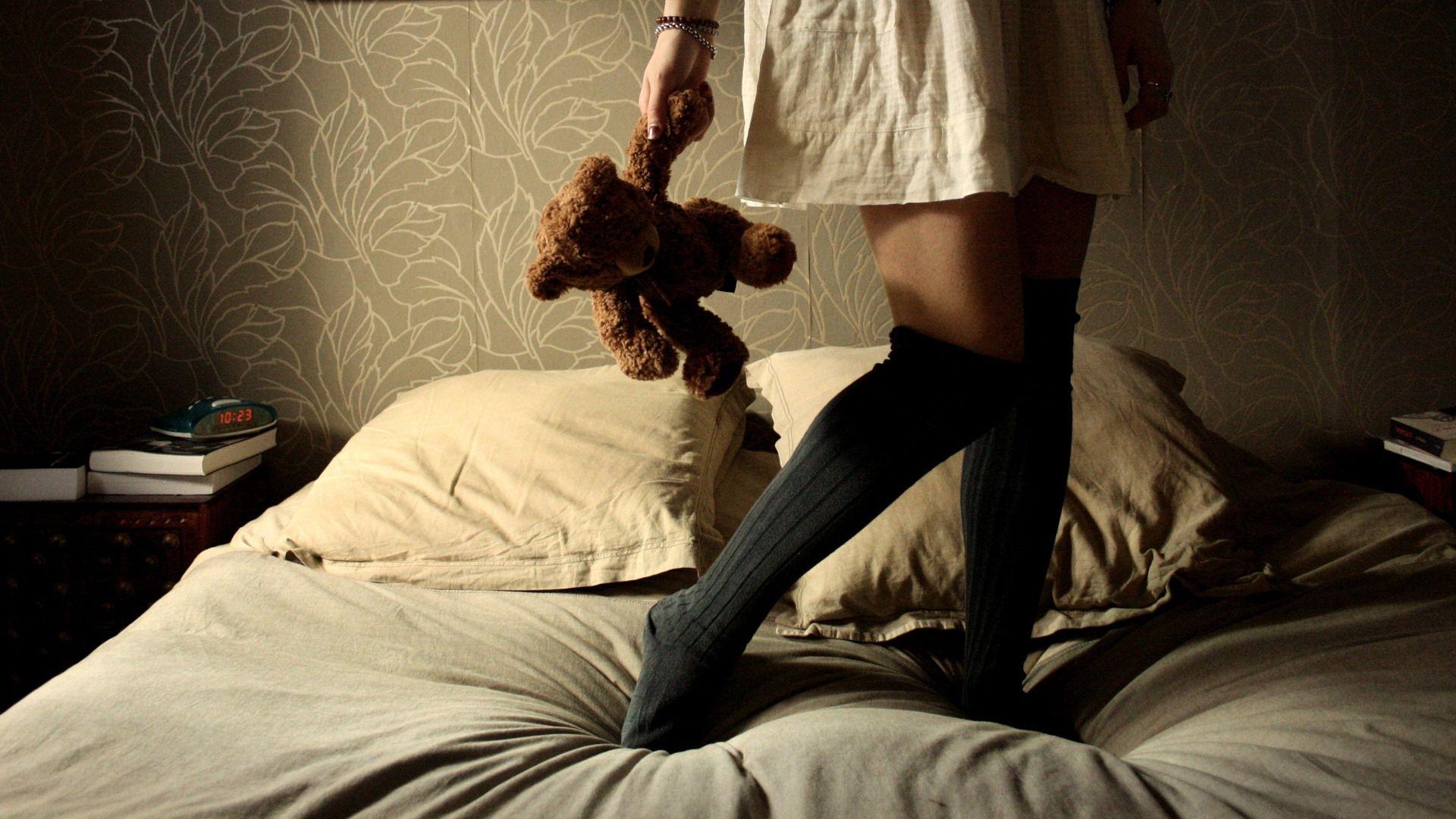 1920x1080 Download wallpaper 1920x1080 girl, legs, toys, bedding