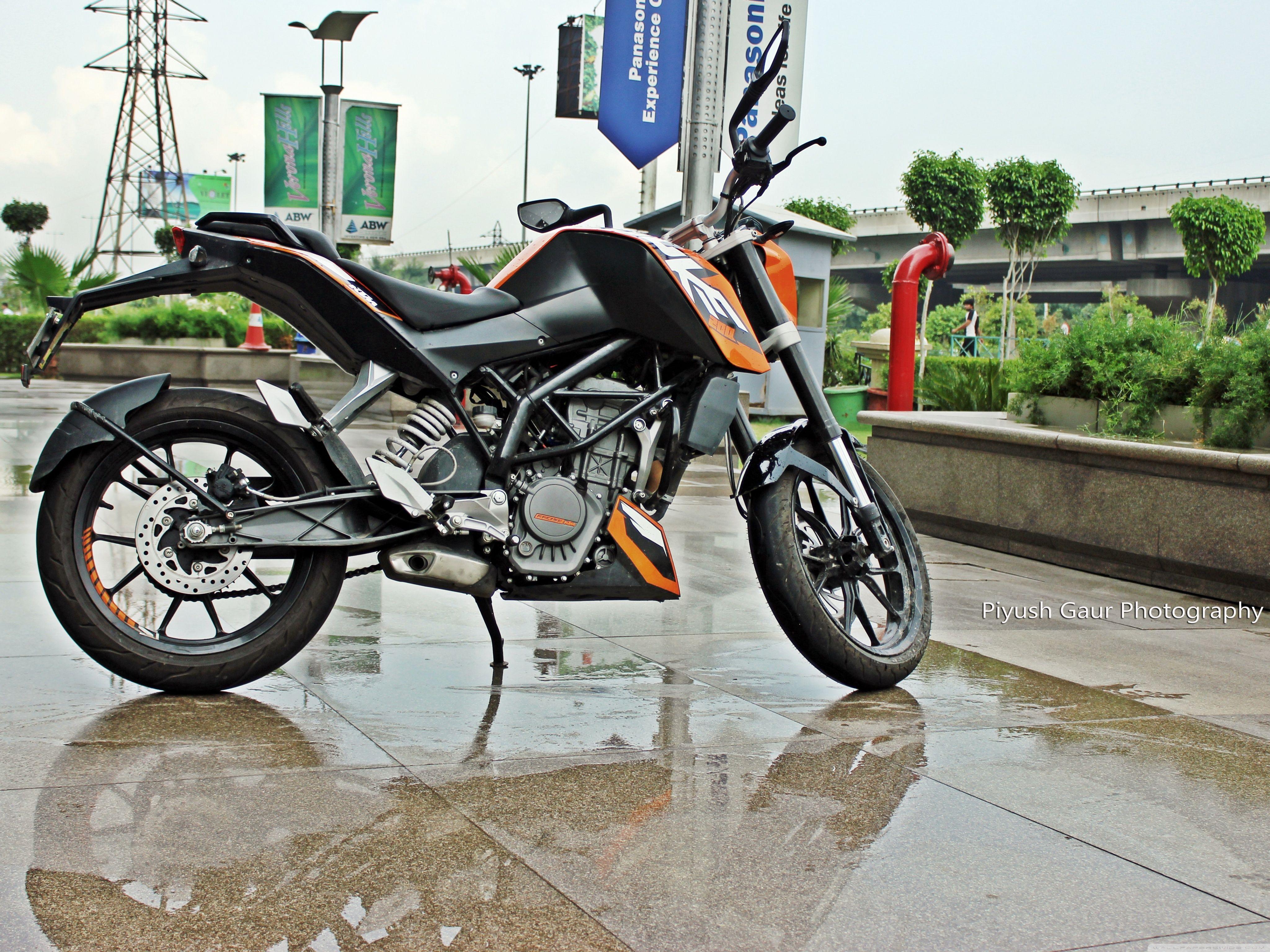 4096x3072 KTM DUKE 200 Posing Hình nền máy tính UHD cho TV 4K Ultra HD