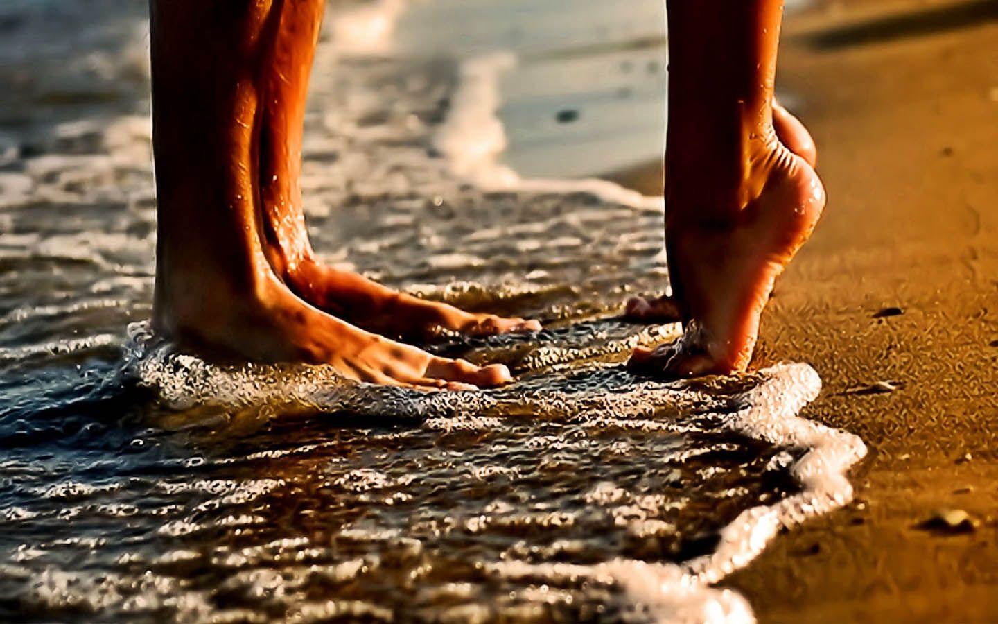 Цыпочки на руках. Ноги в песке. Ноги в море. Босиком по берегу моря. Ножки на море.