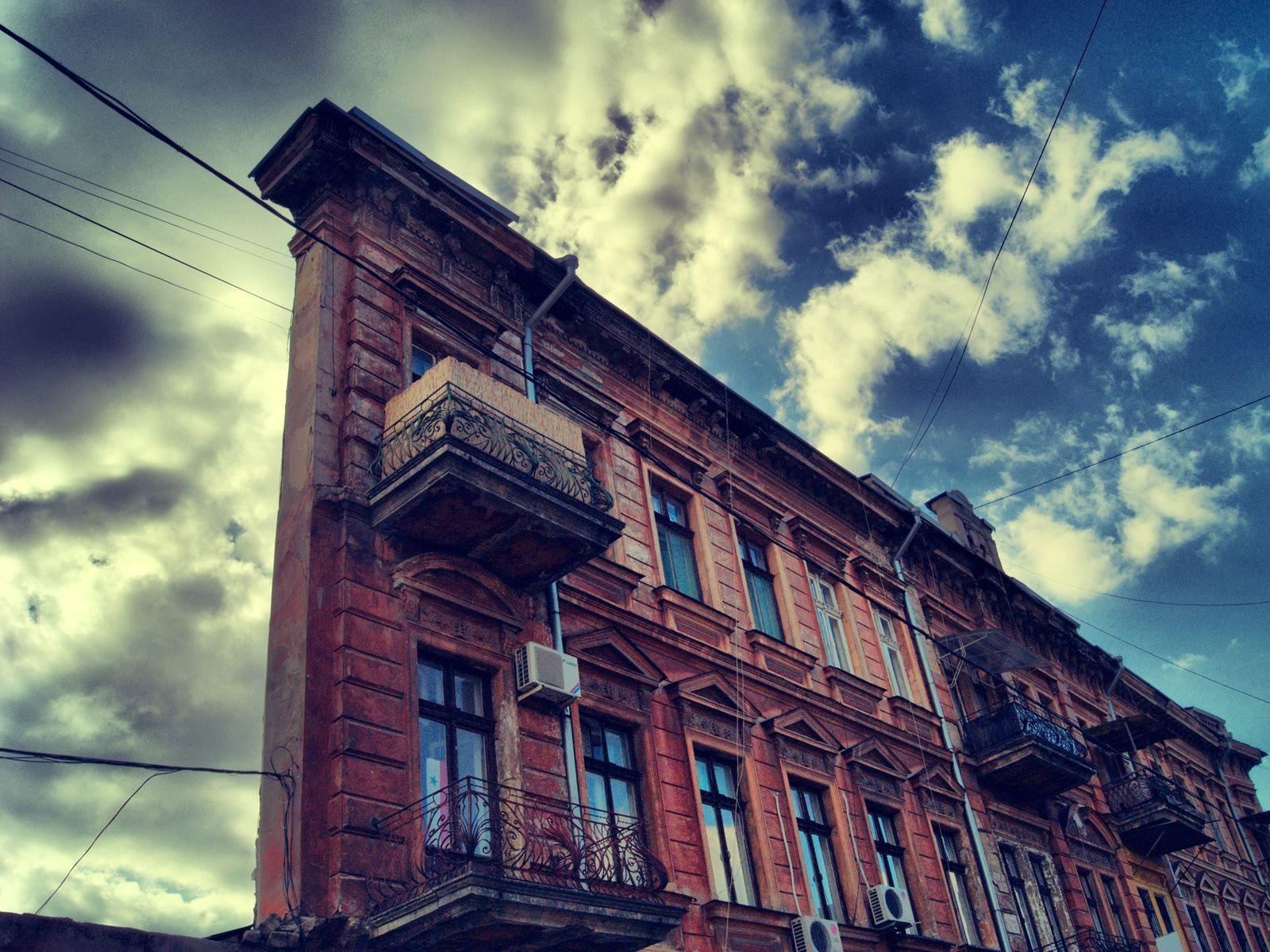 1600x1200 Download wallpaper 1600x1200 russian, odessa, building, sky