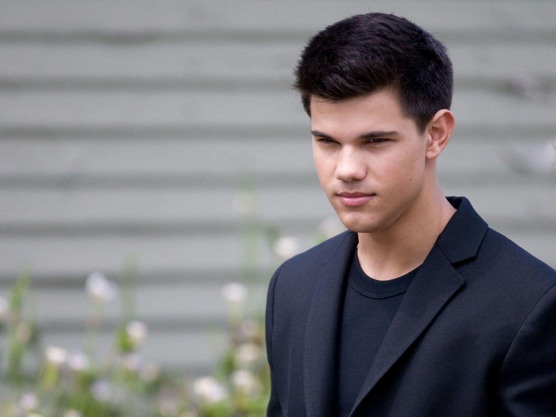 1920x1440 Taylor Lautner Shirtless Wallpaper