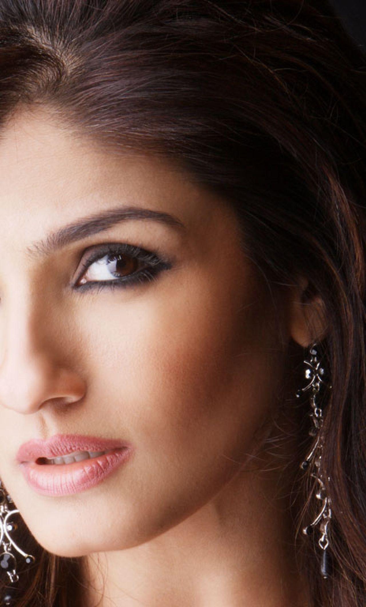 1280x2120 Raveena Tandon Close Up Wallpaper iPhone 6 plus
