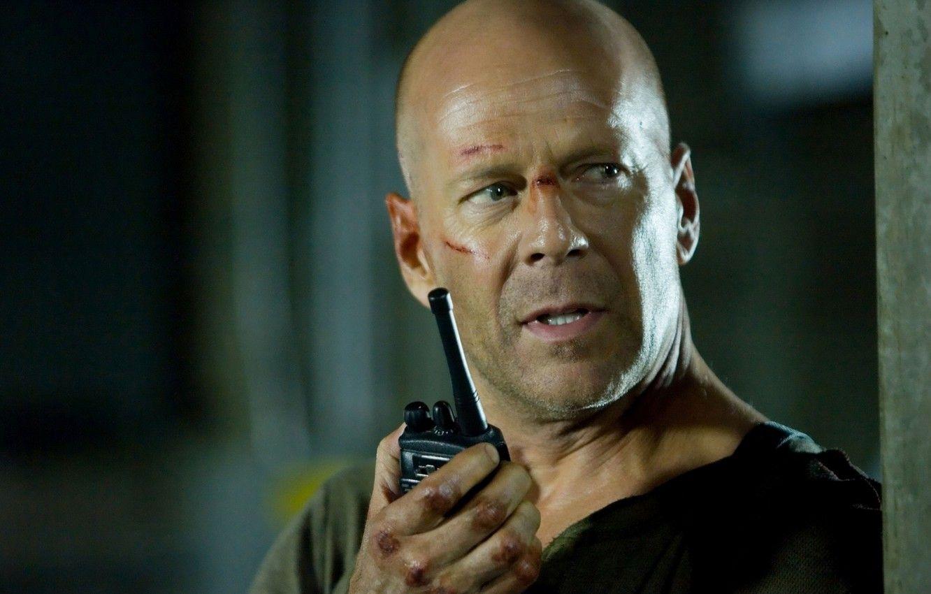 1332x850 Wallpaper Man, Bald, Male, Bruce Willis, Bruce Willis, Actor, Musician, Producer, Scars, A Walkie Talkie.Die Hard, The Hard Image For Desktop, Section мужчины