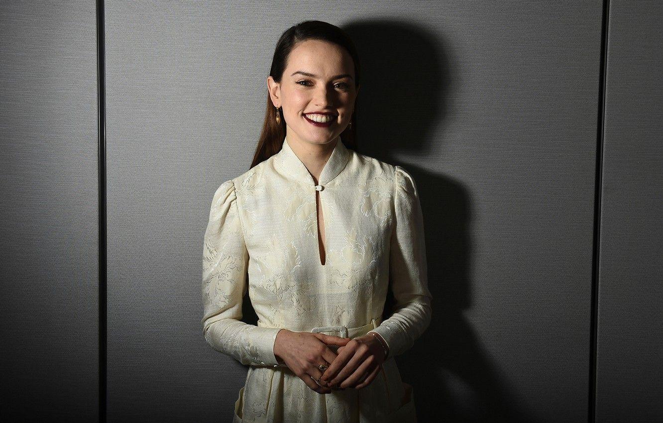 1332x850 Wallpaper look, girl, smile, shadow, Star Wars, Daisy Ridley