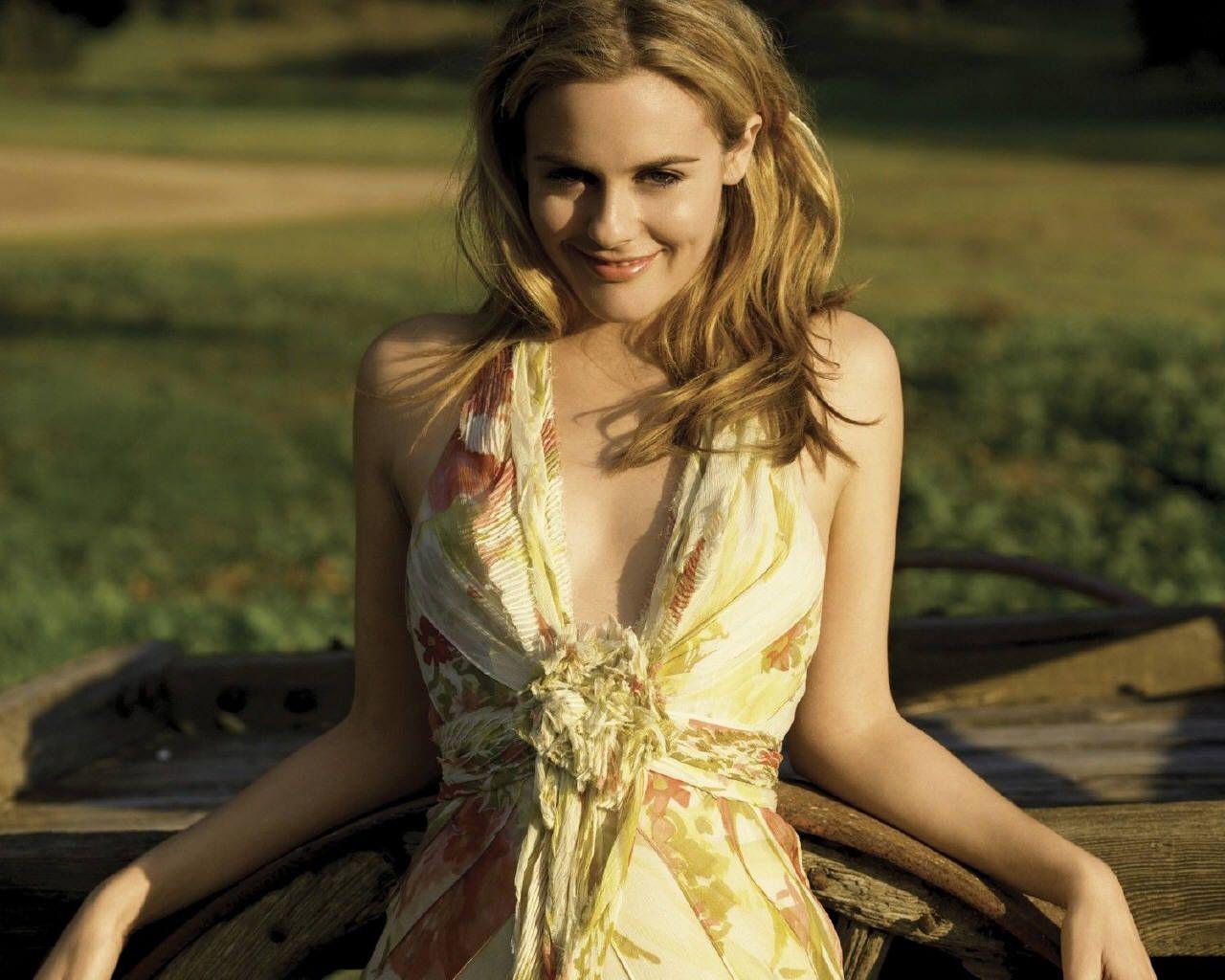 1280x1024 Alicia Silverstone wallpaperx1024
