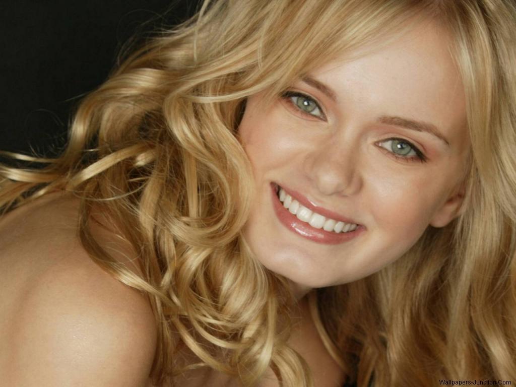 1024x768 Hollywood Wallpaper: Sara Paxton Wallpaper