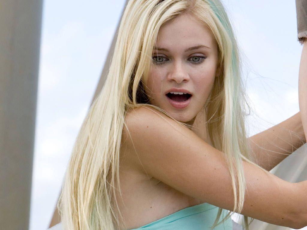 1024x768 Sara Paxton Wallpaper