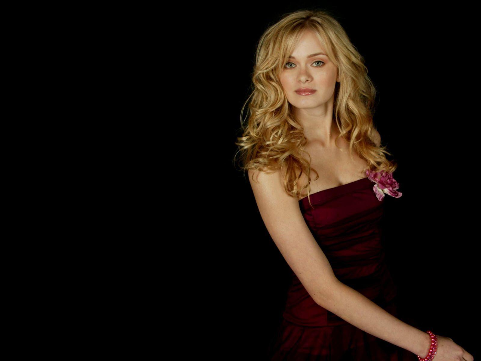 1600x1200 Sara Paxton Wallpaper. Lovely ladies. Sara paxton