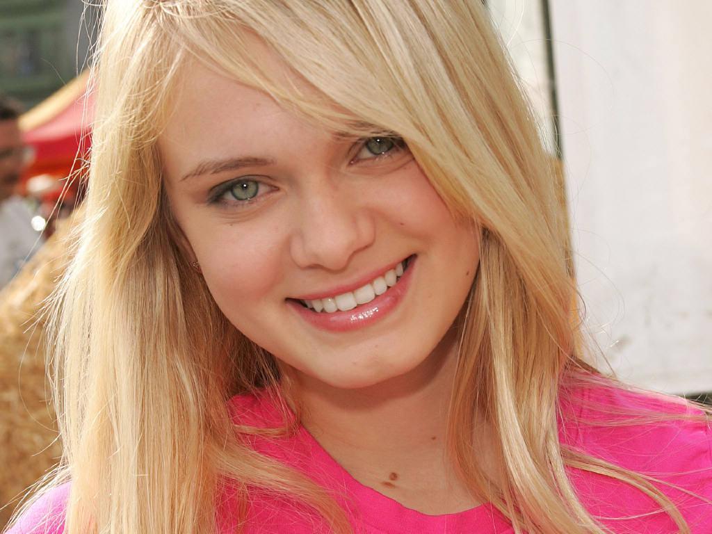1024x768 Cute Sara Paxton wallpaperx768