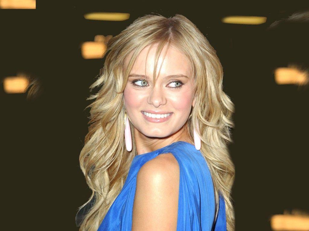 1024x768 HD Sara Paxton Wallpaper