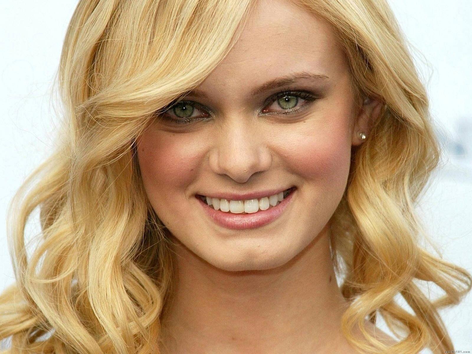 1600x1200 Sara Paxton Wallpaper and Background Imagex1200