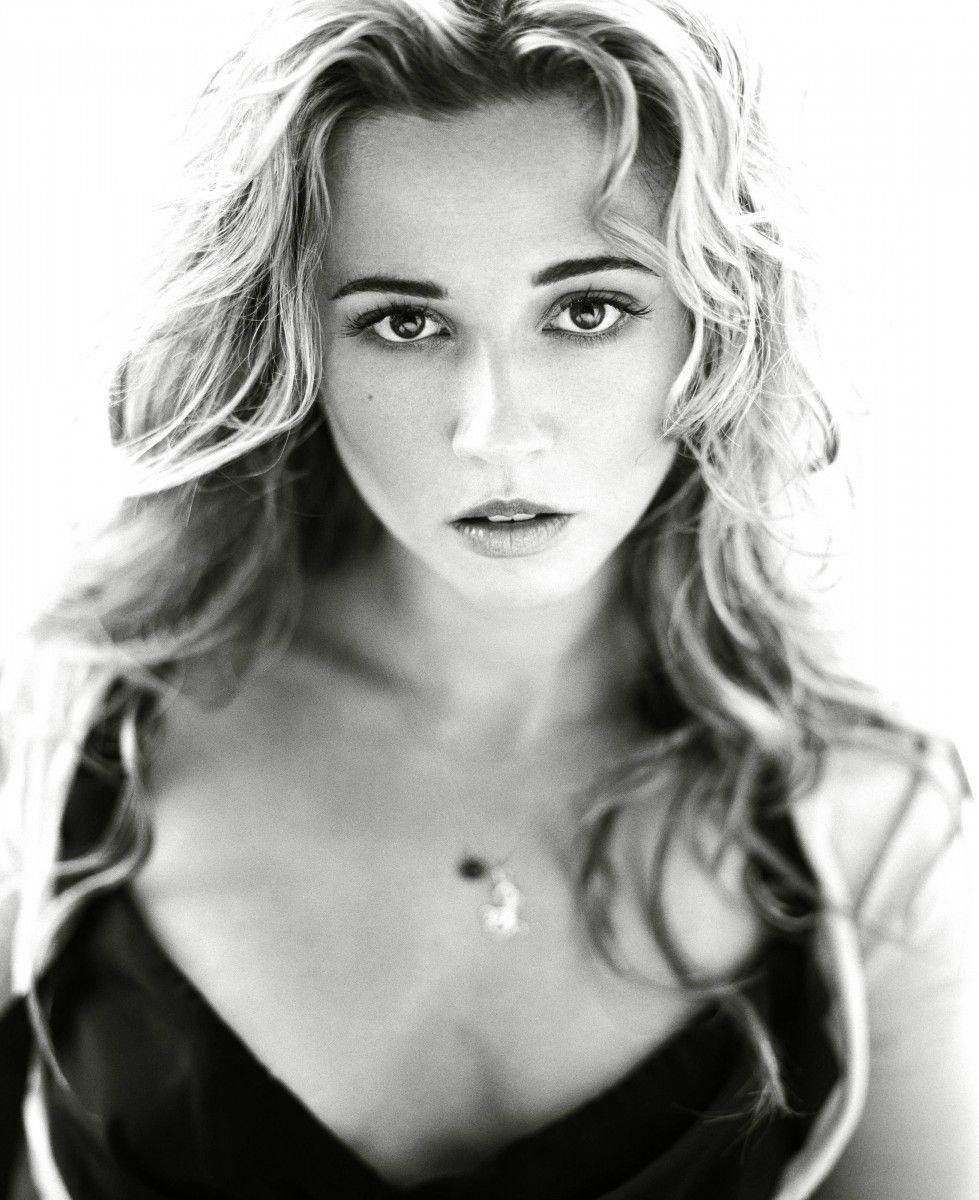 979x1200 Linda Cardellini wallpaper