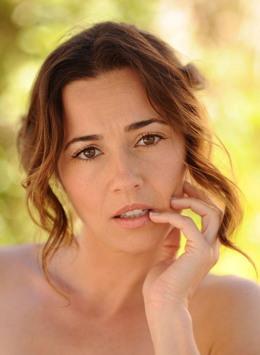 881x1200 Linda Cardellini wallpaper