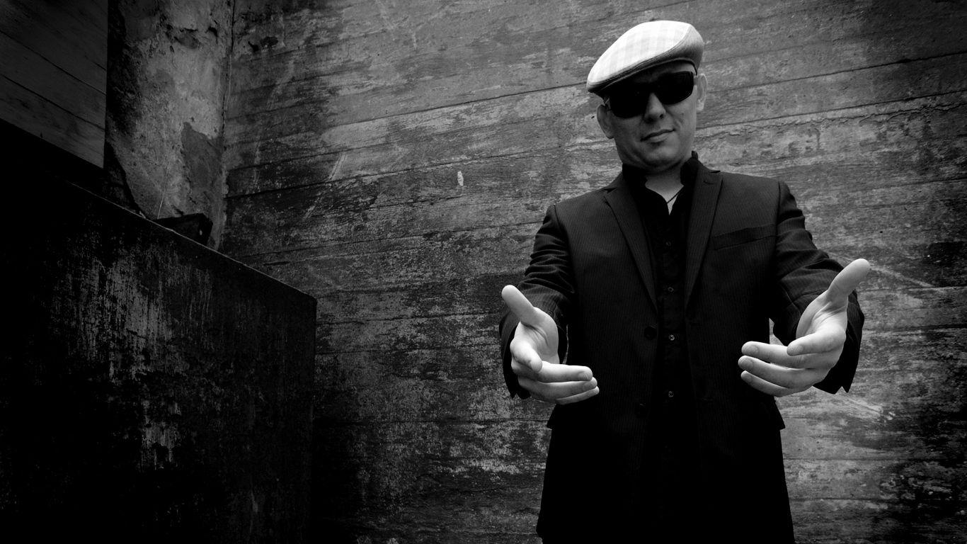 1366x768 Download wallpaper 1366x768 asle bjorn, glasses, hat, hands