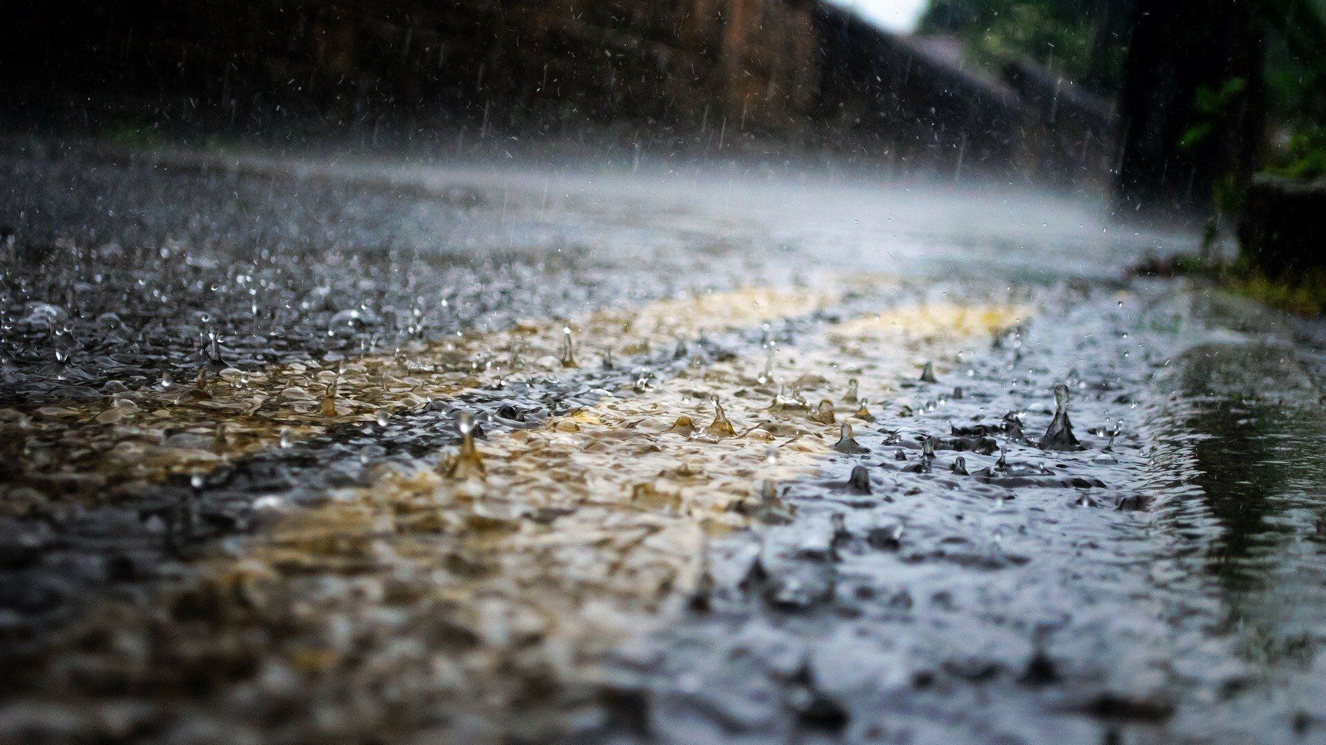 1920x1080 Rain, thunder, snow possible in next 36