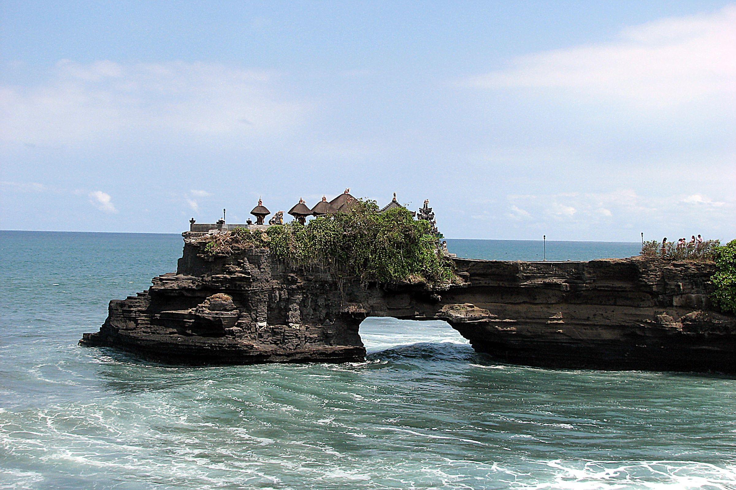 2400x1600 Beautiful Temples In Bali Beach Visit Indonesia Wallpaper