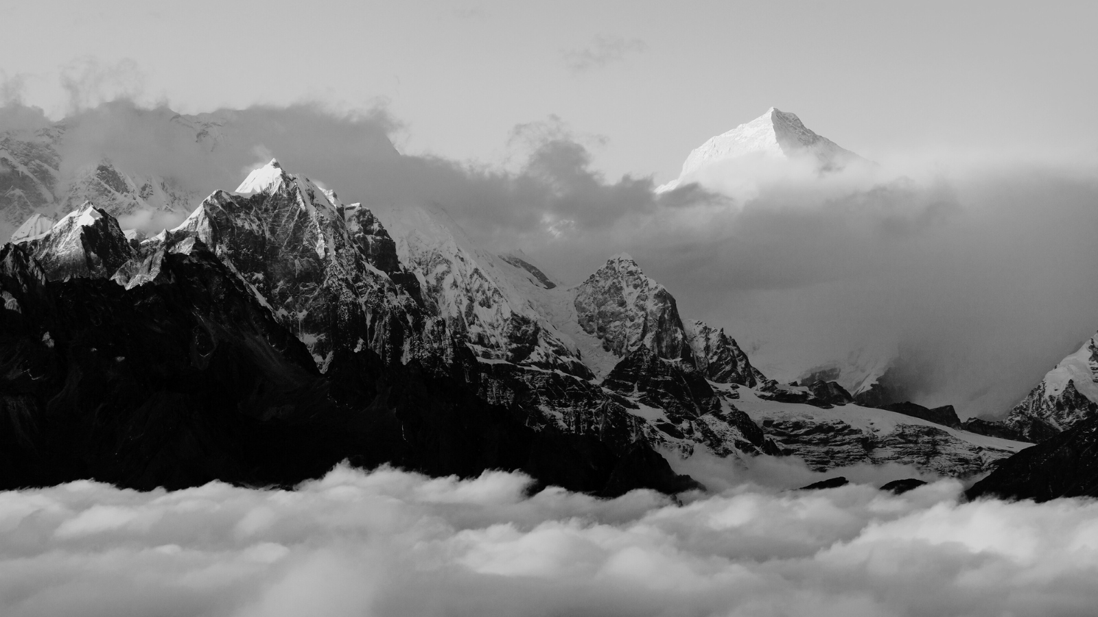 1600x900 Sherpa dies after Makalu summit