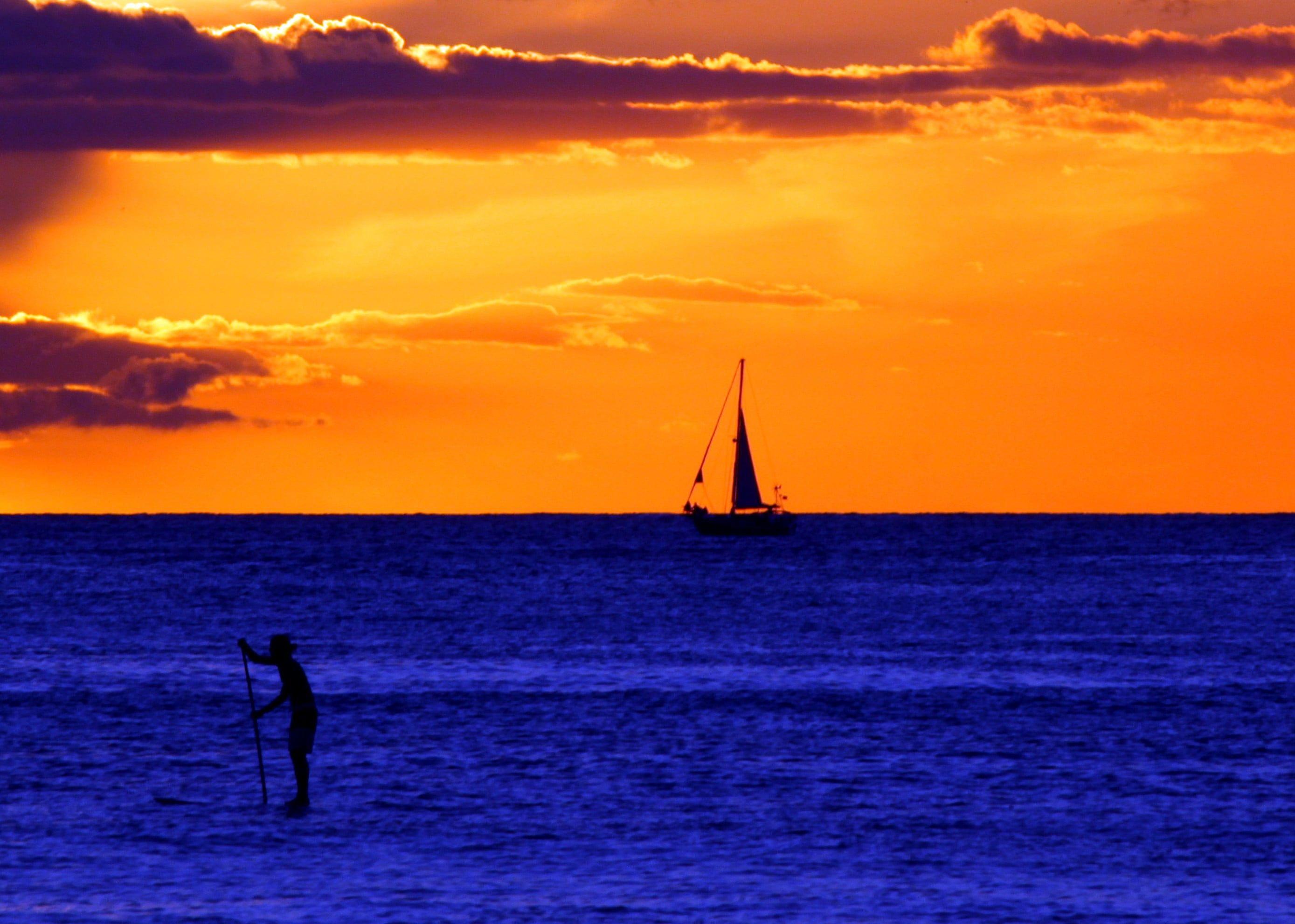 2777x1983 Boat and body of water illustration, waikiki beach HD wallpaper