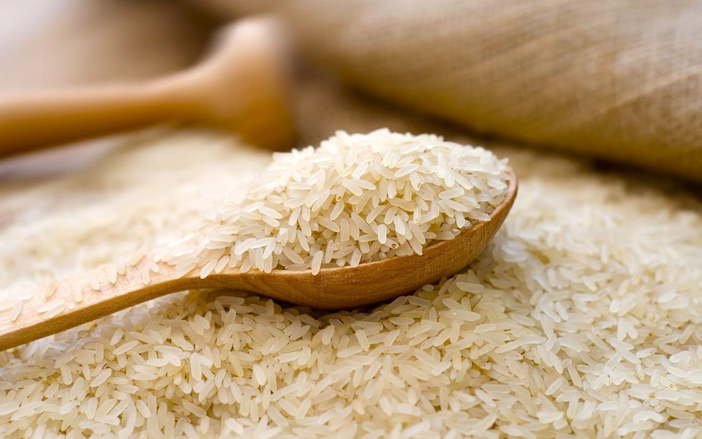 1440x900 Rice In A Wooden Spoon Wallpaper