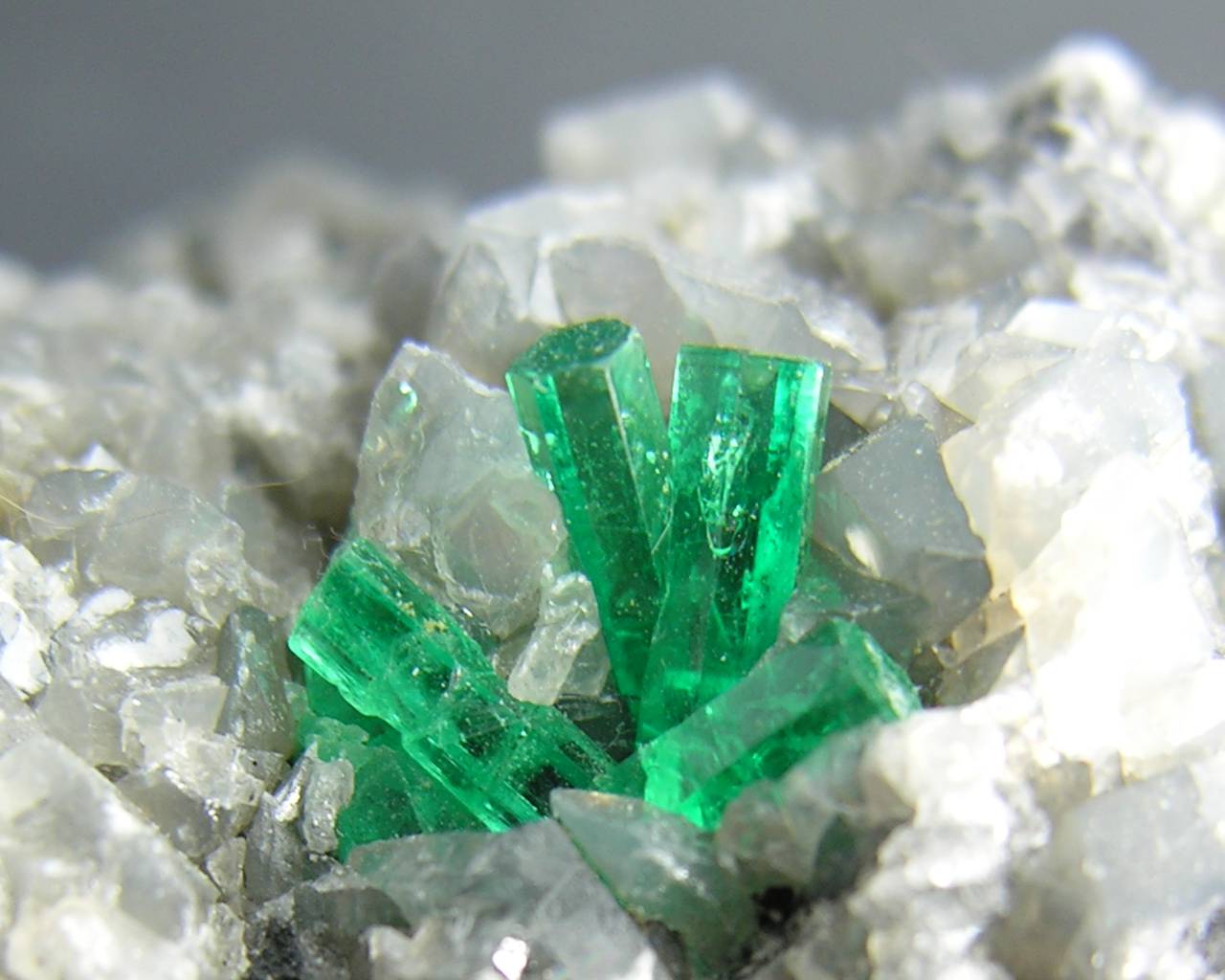 1280x1024 green, white, crystals, macro, Emerald wallpaper