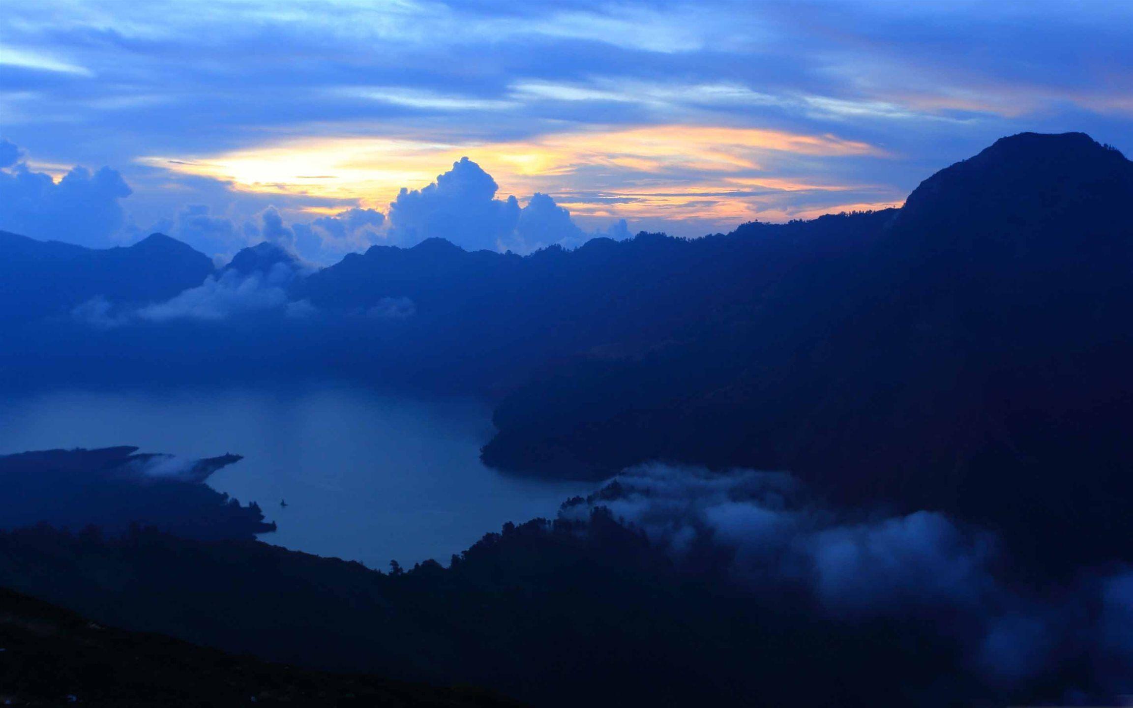 2304x1440 Mount Rinjani Lombok Island Mac Wallpaper Download