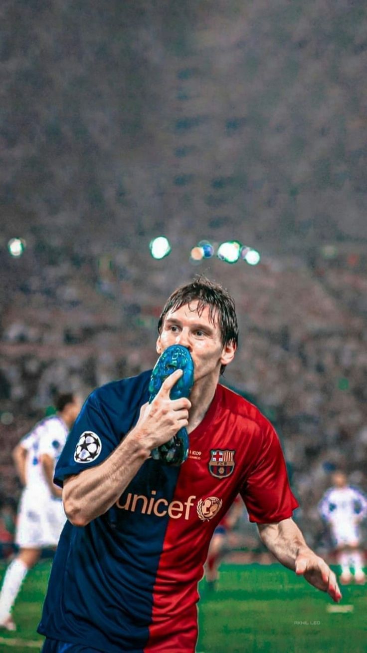 736x1308 Messi Kissing His Bootk Wallpaper
