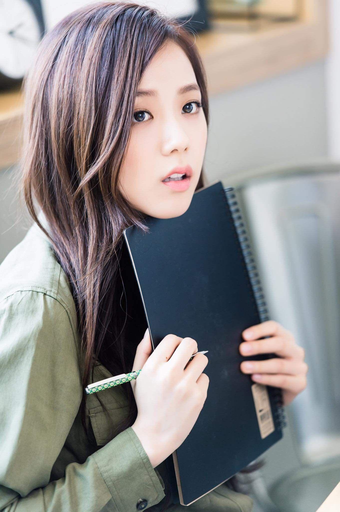 1362x2048 Jisoo Cute Wallpaper