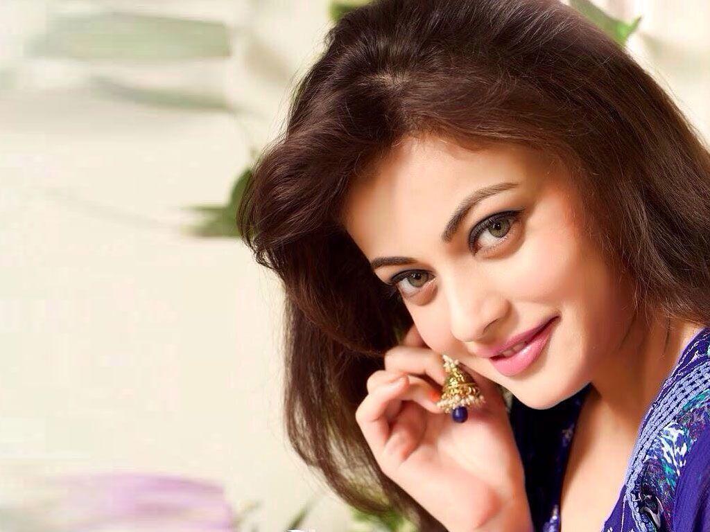 1024x768 Beautiful Sneha Ullal Wallpaper