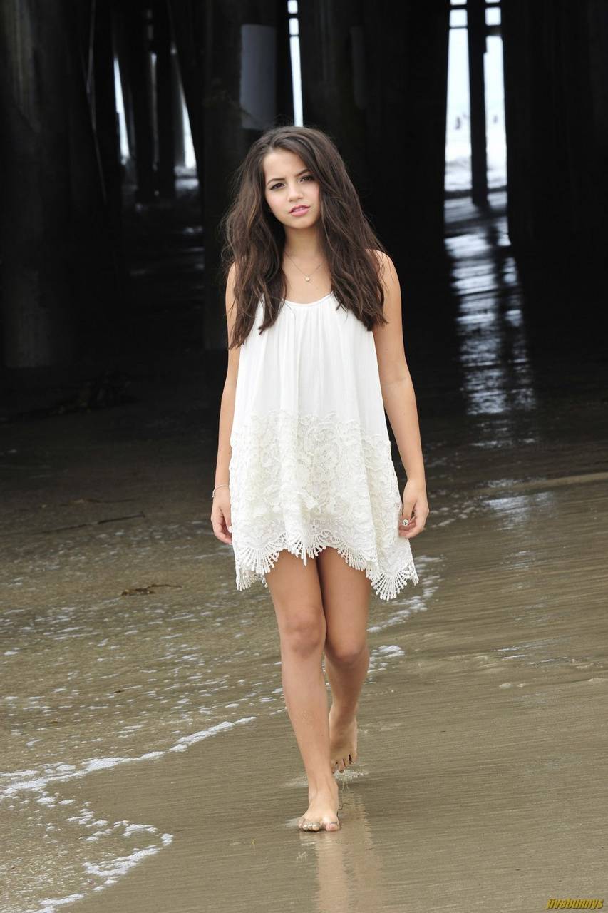 853x1280 Isabela Moner wallpaper