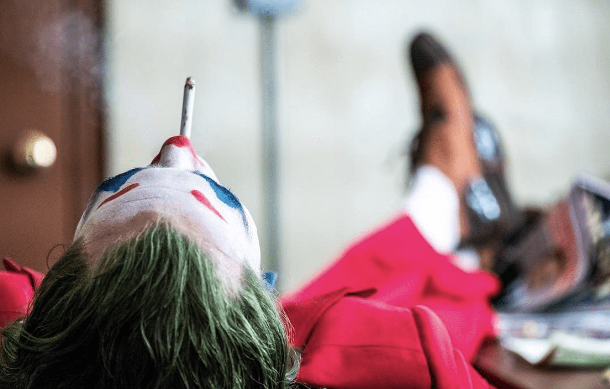 1194x762 Joaquin Phoenix Enjoys A Smoke Break In New Joker Photo