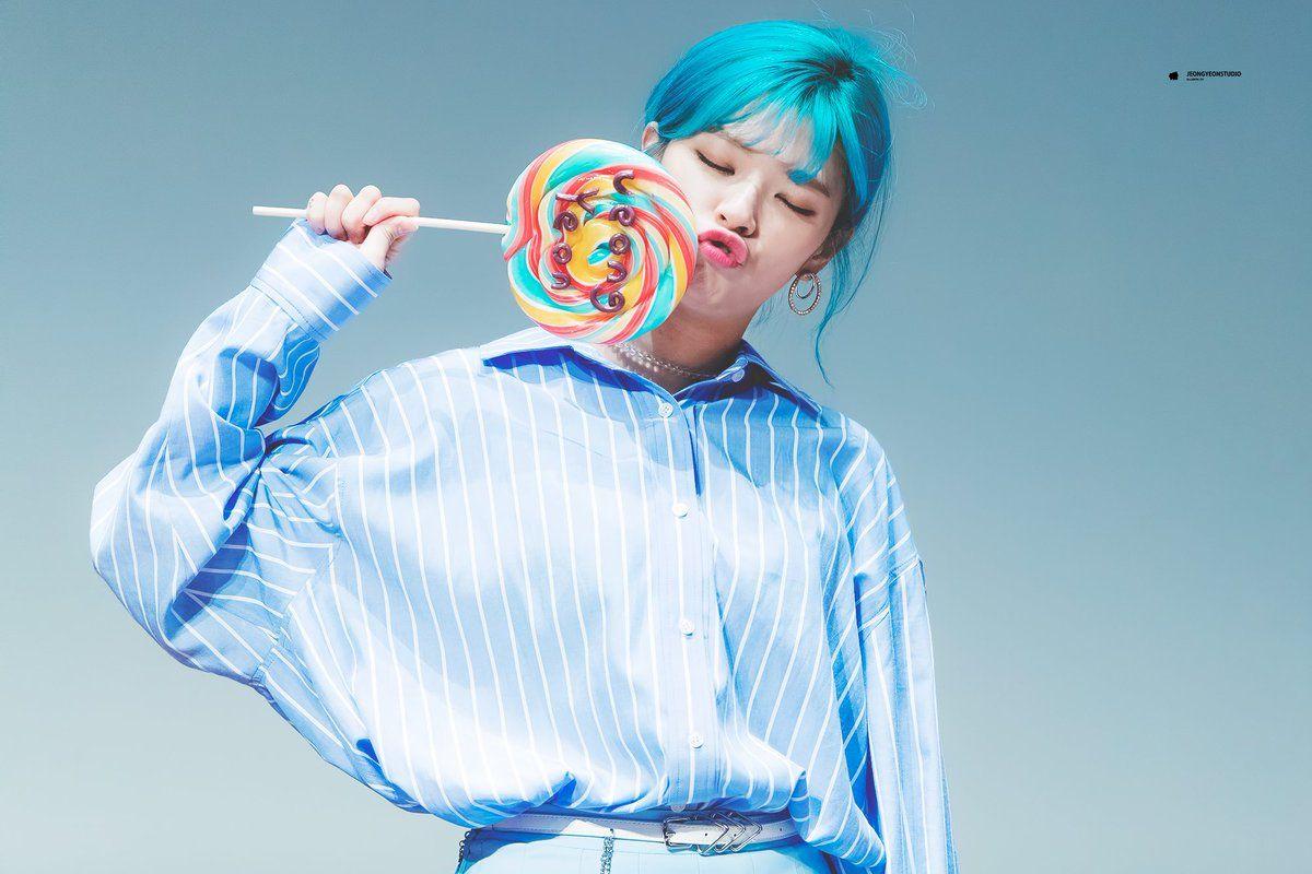 1200x800 Literally Just 60 Photo Of TWICE Jeongyeon's Bright Blue Hair