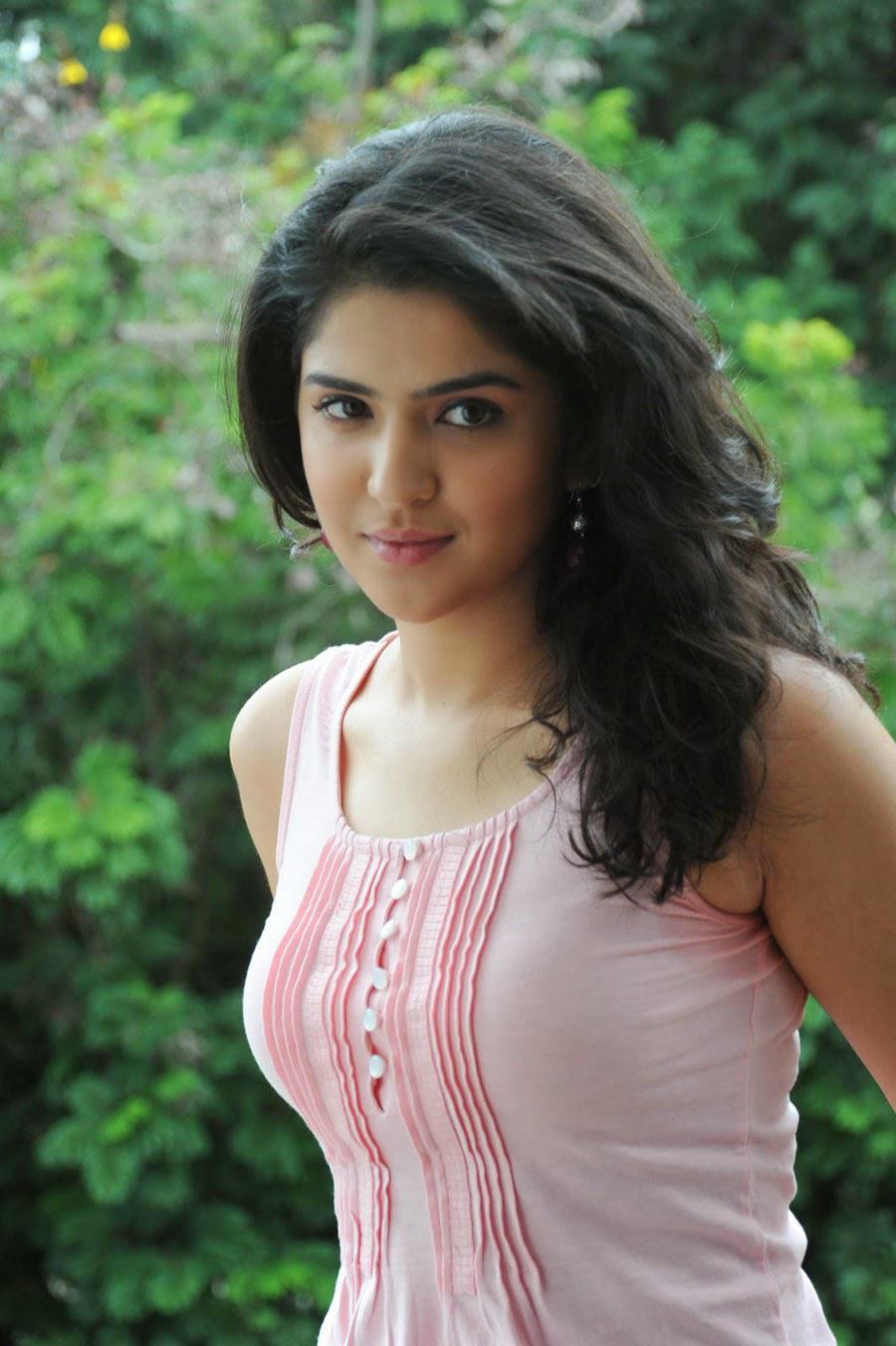900x1352 South Indian Actress Hot Pic Gallery